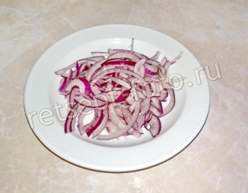 Салат из красной капусты с ветчиной и сухариками