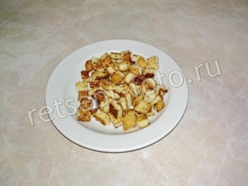 Салат из красной капусты с ветчиной и сухариками