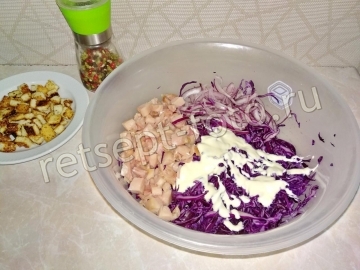 Салат из красной капусты с ветчиной и сухариками