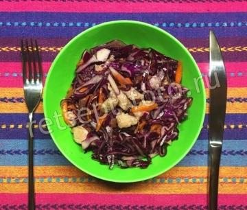 Салат из краснокочанной капусты с курицей