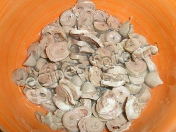 Салат из куриных сердечек с фасолью и морковью
