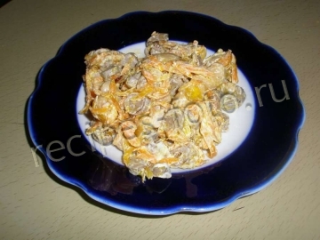 Салат из куриных сердечек с фасолью и морковью