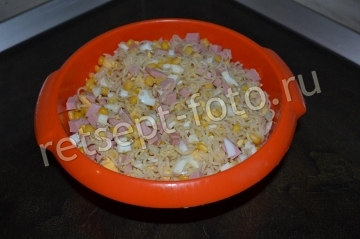 Салат из лапши быстрого приготовления с колбасой