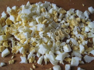 Салат из моркови с сыром и яйцом