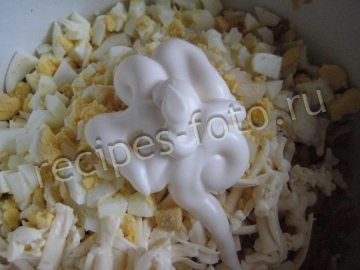 Салат из моркови с сыром и яйцом