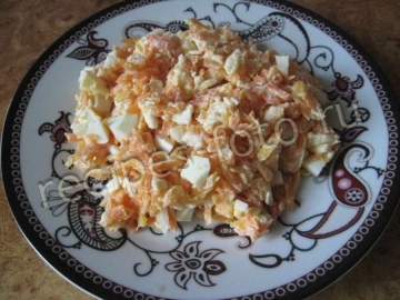 Салат из моркови с сыром и яйцом