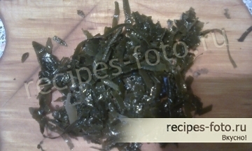 Салат из морской капусты с яйцом и картофелем