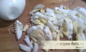 Салат из морской капусты с яйцом и картофелем