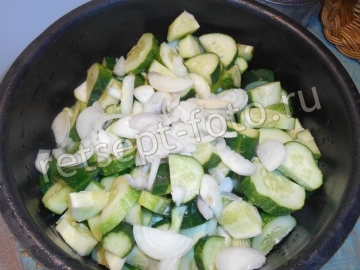 Салат из огурцов с горчицей, чесноком и луком на зиму