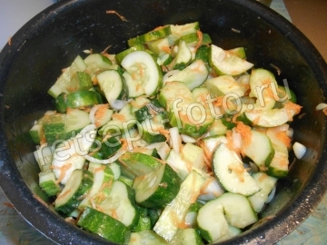 Салат из огурцов с горчицей, чесноком и луком на зиму
