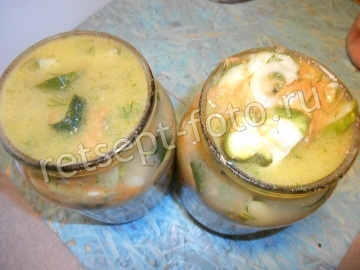Салат из огурцов с горчицей, чесноком и луком на зиму