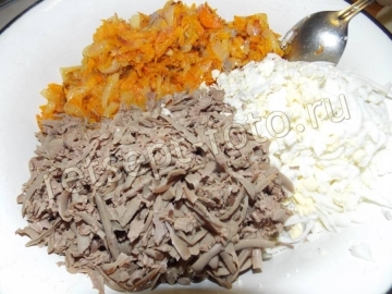 Салат из печени с морковью и луком