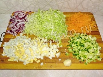 Салат из пекинской капусты, яиц и кукурузы без майонеза