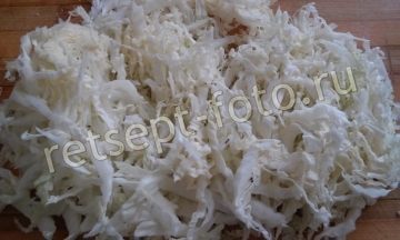Салат из пекинской капусты с маслинами и яйцами
