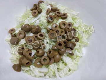 Салат из пекинской капусты с сыром Фета, оливками и сухариками