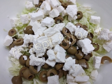 Салат из пекинской капусты с сыром Фета, оливками и сухариками