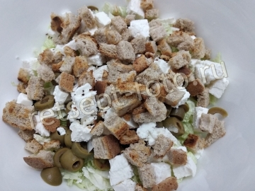 Салат из пекинской капусты с сыром Фета, оливками и сухариками