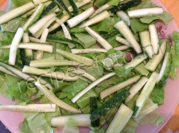 Салат из редиса с курицей и огурцом без майонеза