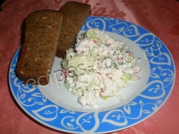 Салат из редиски с творогом и сметаной