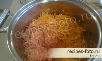 Салат из сырой моркови с чесноком и орехами
