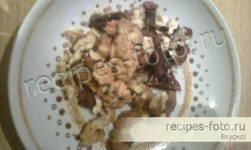 Салат из сырой моркови с чесноком и орехами