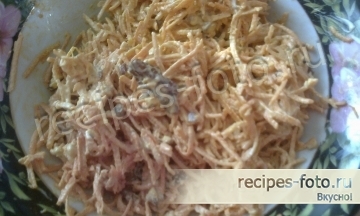 Салат из сырой моркови с чесноком и орехами