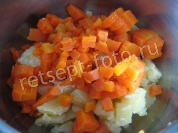 Салат из соленой скумбрии с овощами и яйцом