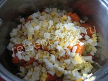 Салат из соленой скумбрии с овощами и яйцом