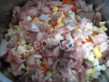 Салат из соленой скумбрии с овощами и яйцом