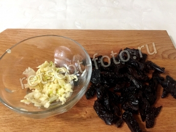 Салат из свеклы и чернослива с сыром