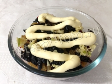 Салат из свеклы и чернослива с сыром