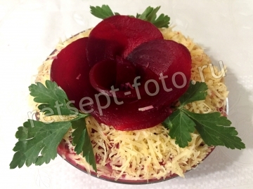 Салат из свеклы и чернослива с сыром