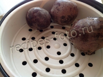 Салат из свеклы с чесноком и орехами