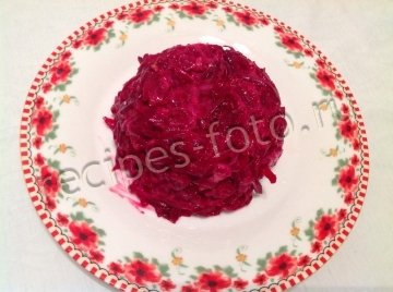 Салат из свеклы с чесноком и орехами