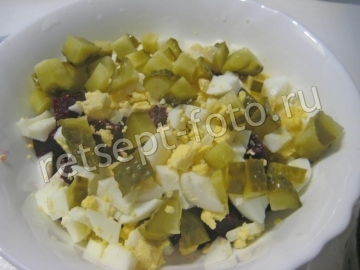 Салат из свеклы с яйцом и соленым огурцом