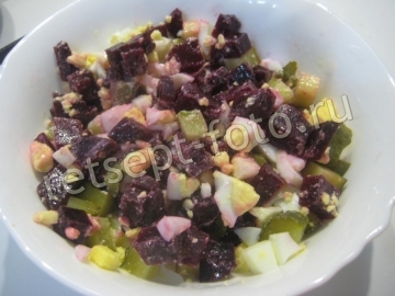 Салат из свеклы с яйцом и соленым огурцом