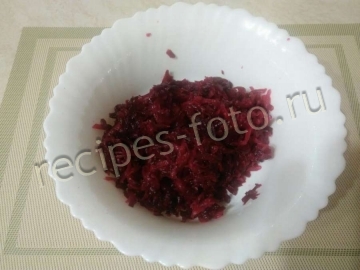 Салат из свеклы с плавленым сыром и чесноком