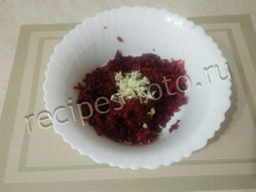 Салат из свеклы с плавленым сыром и чесноком