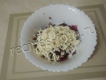 Салат из свеклы с плавленым сыром и чесноком