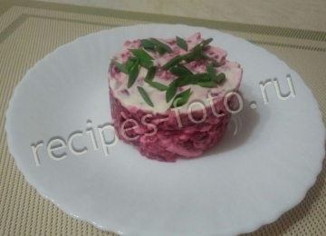 Салат из свеклы с плавленым сыром и чесноком