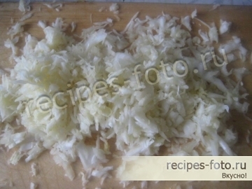 Салат из свежей капусты с колбасой и горошком
