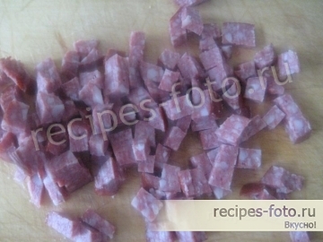 Салат из свежей капусты с колбасой и горошком
