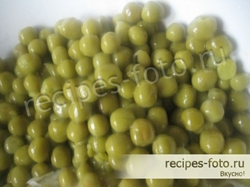 Салат из свежей капусты с колбасой и горошком
