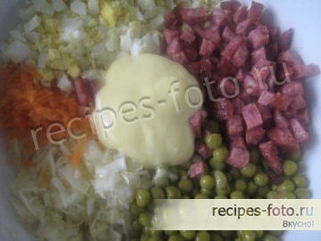 Салат из свежей капусты с колбасой и горошком