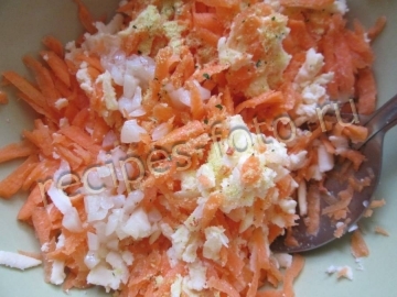 Салат из свежей капусты с колбасой и плавленым сыром