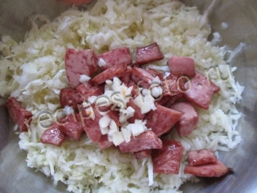 Салат из свежей капусты с колбасой и плавленым сыром