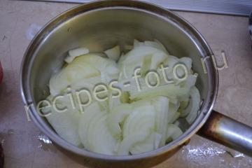 Салат из свиного сердца с маринованным луком
