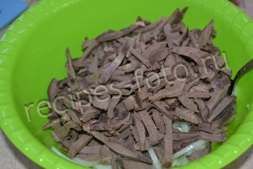 Салат из свиного сердца с маринованным луком