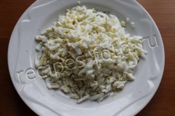 Салат из сыра и яиц с чесноком