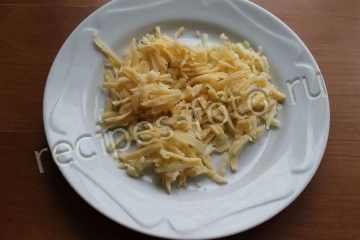 Салат из сыра и яиц с чесноком